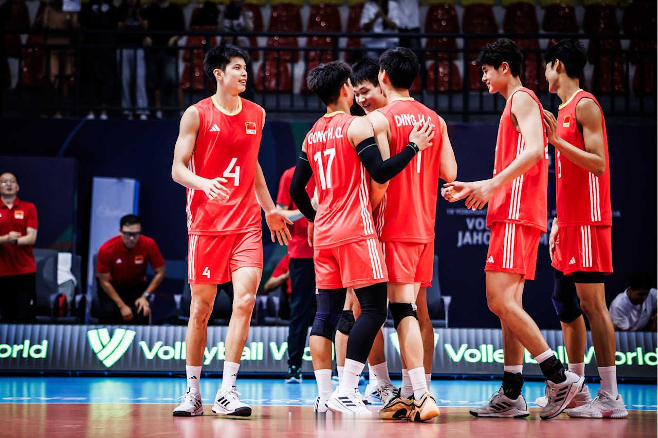 男排球员前往北仑集训报道，年轻球员真的是变化很大，无论是技术还是面貌。加油加油，