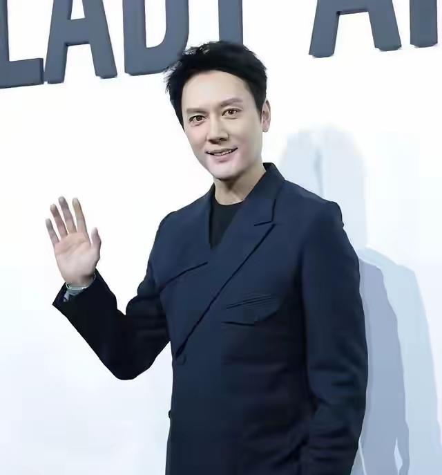 冯绍峰和倪妮在普陀山被网友偶遇了。分手11年后，他们站在一起，中间隔着几个人，倪