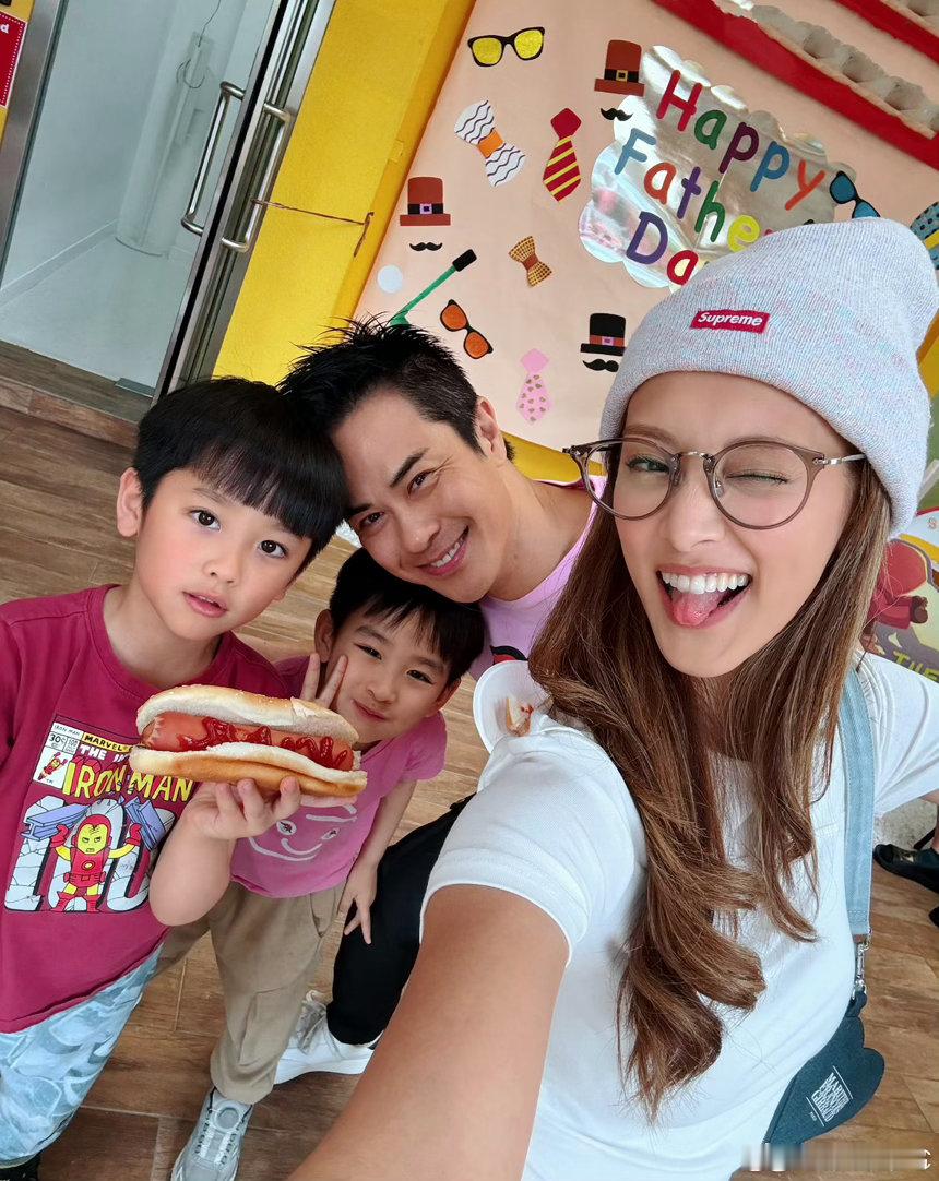 陈凯琳郑嘉颖一家五口庆生陈凯琳与郑嘉颖庆生照三十五载温柔生长，爱人在侧，孩童绕