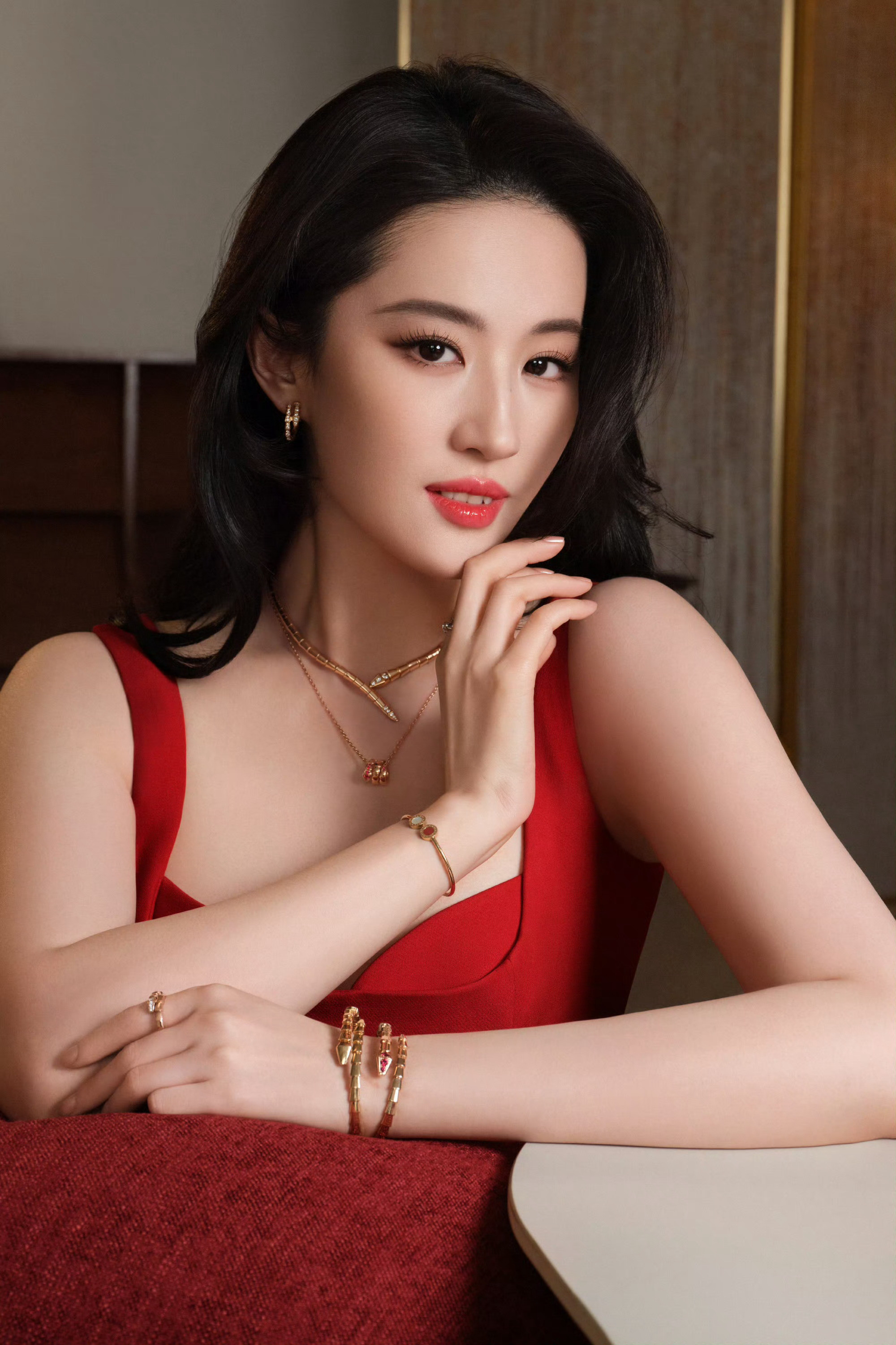 全球品牌代言人刘亦菲演绎BVLGARI宝格丽珠宝作品，炽热光彩照亮新春生机，万