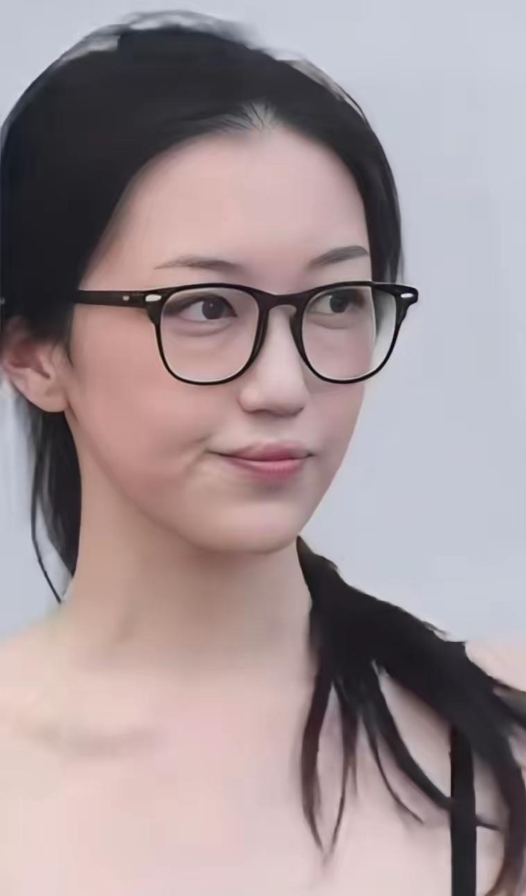 王菲的女儿李嫣，现在最需要的不是继续完美嘴巴，也不是让妈妈铺路进入娱乐圈，