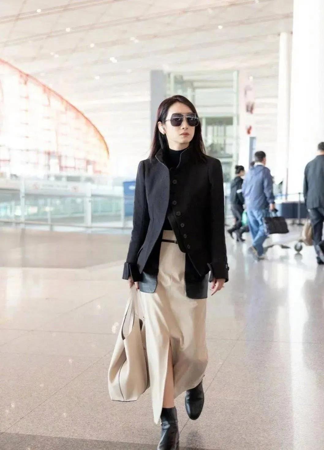 秦海璐的中年穿搭，美到骨子里了！47岁的她用一件黑外套+一条卡其半裙，把简