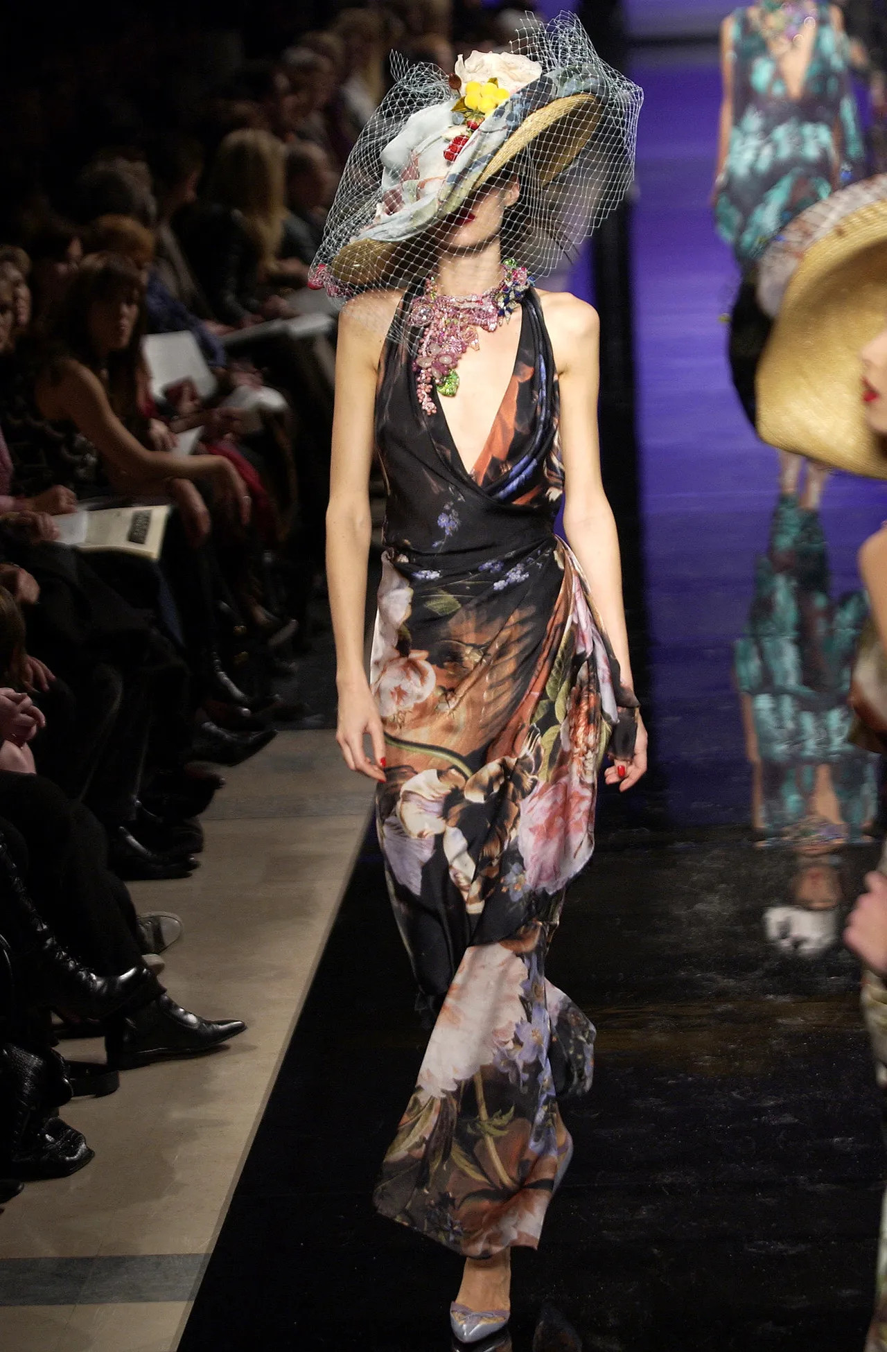Ungaro2003春季高定大秀系列是一场以大胆色彩、异域风情和夸张廓形定义的