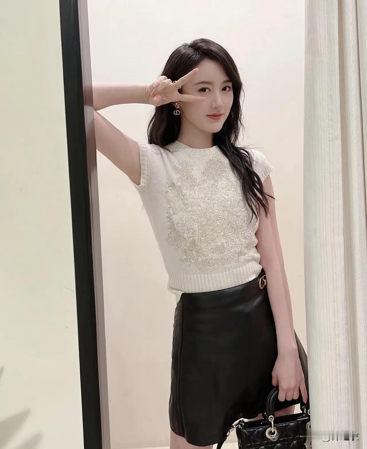 袁冰妍如今在干什么呢，好久都没有她的消息了，毕竟她现在也不能演戏了，所以她即便是