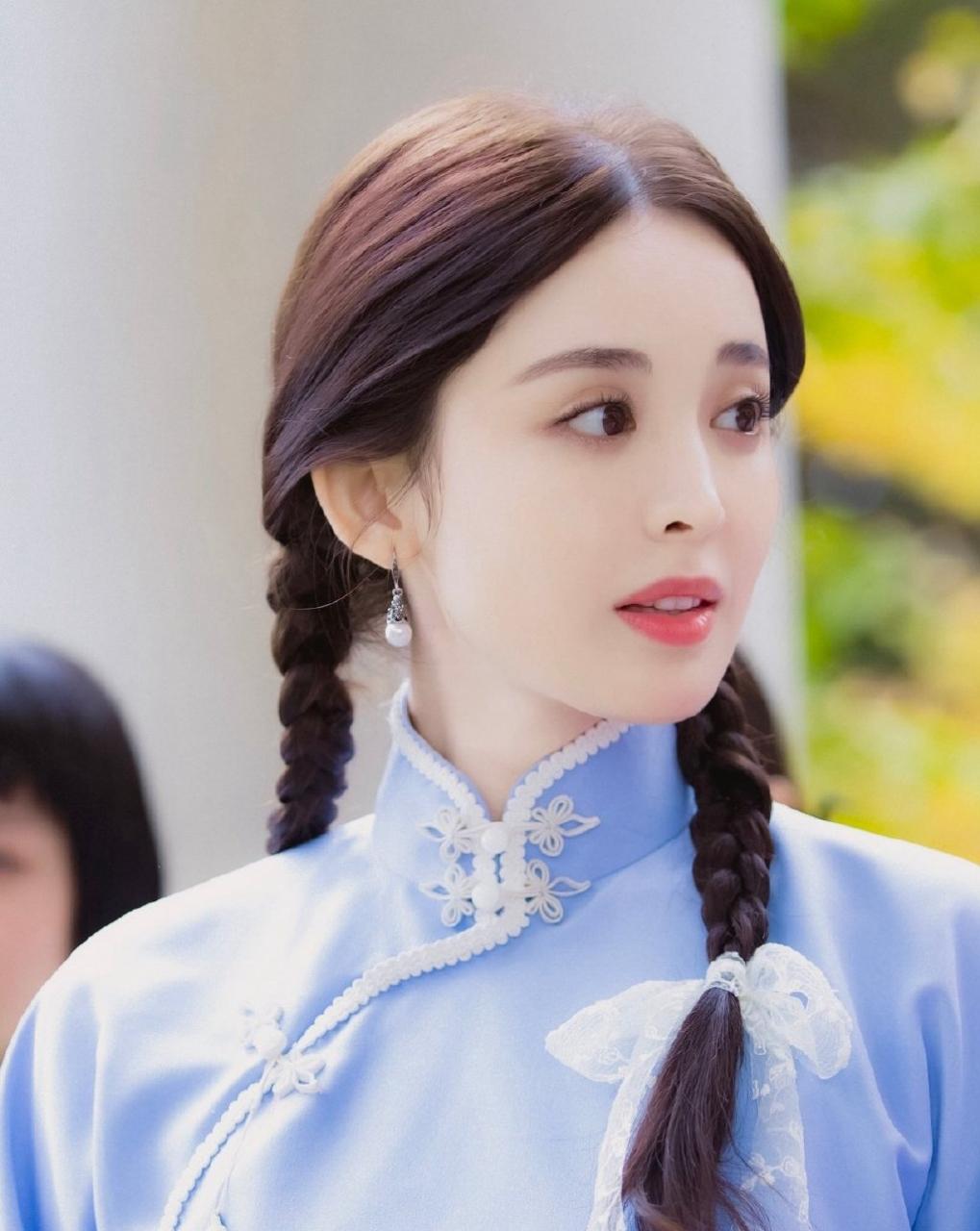 古丽娜扎的演艺道起点很高，她长期困于“花瓶标签“，近年稳步破局转型90后演员，