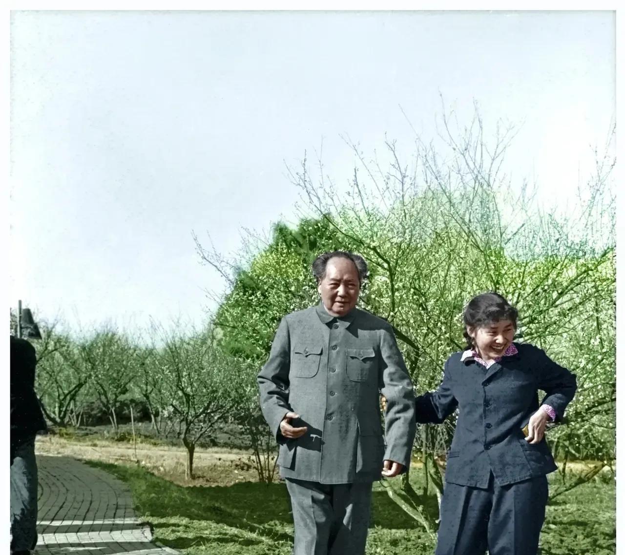 1962年，拽着毛主席来踏青，这张照片看着就喜庆，春天里生机勃勃。