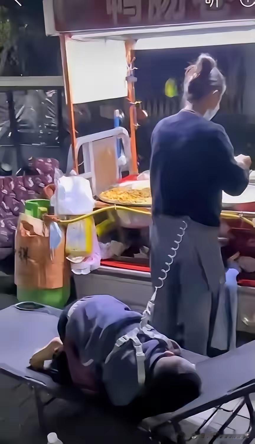 山东临沂的夜，风里总带着几分燥热与烟火气。在熙攘渐散的夜市角落，一盏昏黄的灯泡下