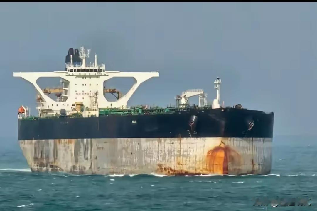 美军这下尴尬了！在美军手底下逃跑的第三艘油轮，途中竟然挂上了俄罗斯国旗。这可