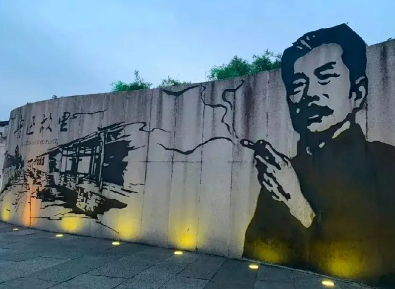 投诉鲁迅壁画的孙女士角度清奇，鲁迅紧锁的眉头她看不到，忧国忧民的哀思体会不到，就