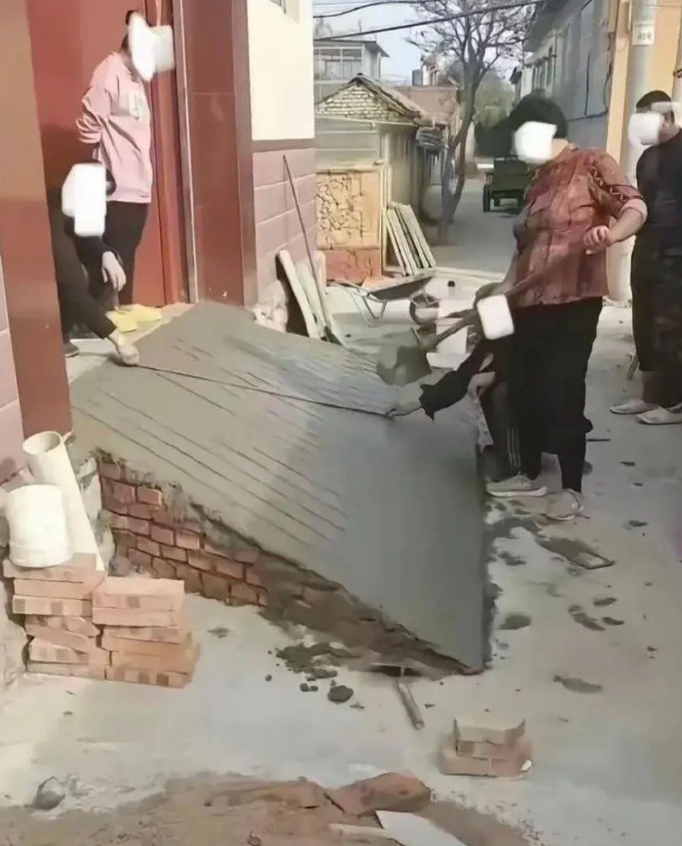 现在有些人的素养连古代地主都不如，地主尚且知道大门台阶不能占用公共道路，而现在有