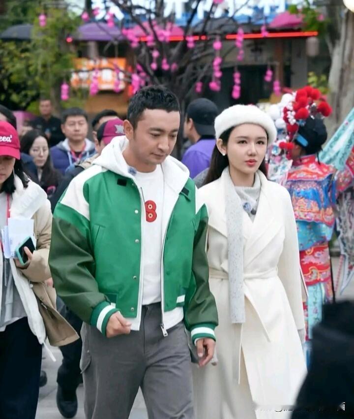 原来央视主持人龙洋现实中长这样，那看起来也没有比董卿年轻的时候漂亮，她只是皮肤白