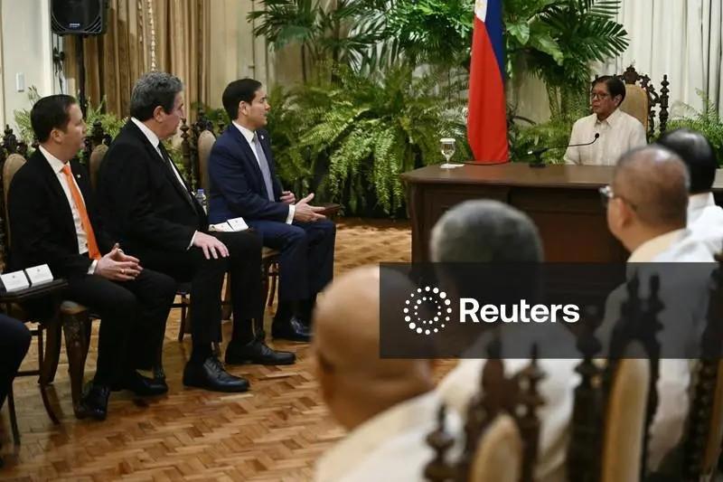 最近马尼拉两场高层会见，两张对比强烈的现场照片，火遍国际舆论场。同样是总统