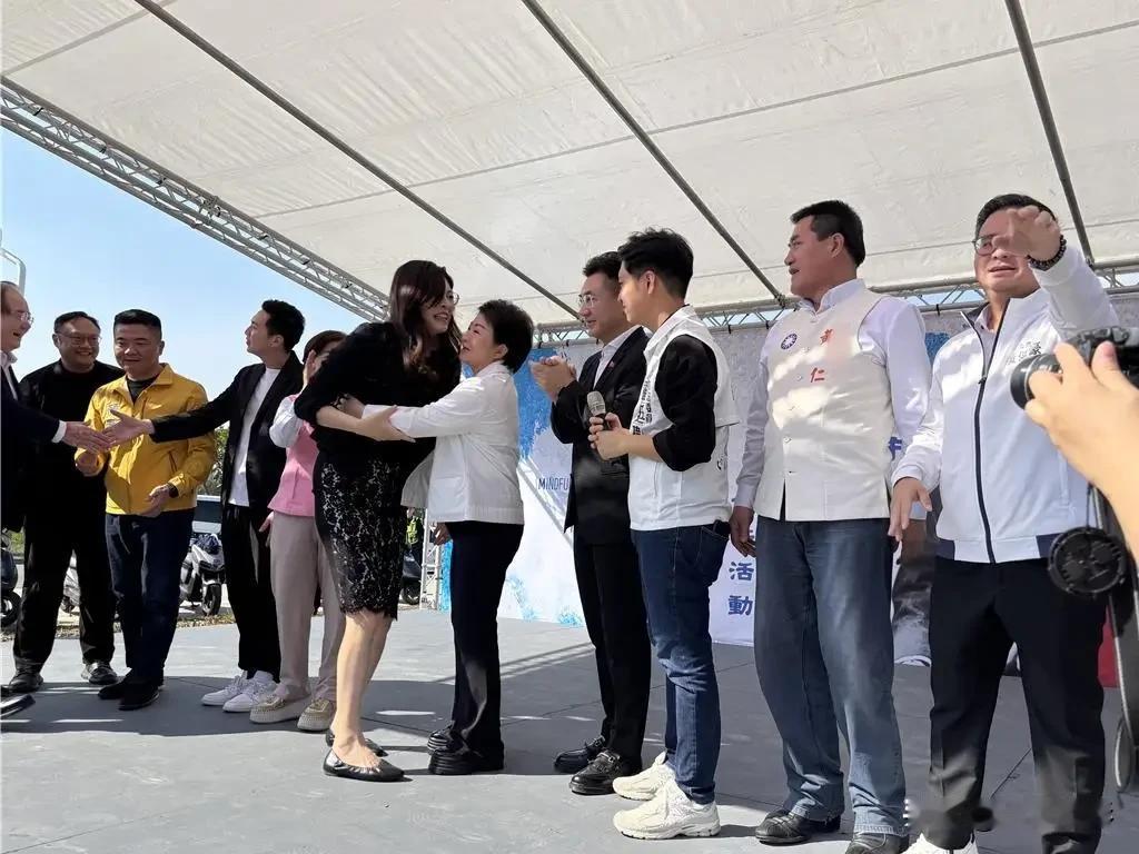 最近刚当选党主席的郑丽文，和台中那位人气很高的市长卢秀燕，两个人关系到底好不好？