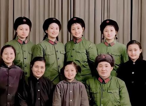 1973年，开国少将吴荣正拍下了这张全家福，7个女儿个个貌美如花，妥妥的人生赢家