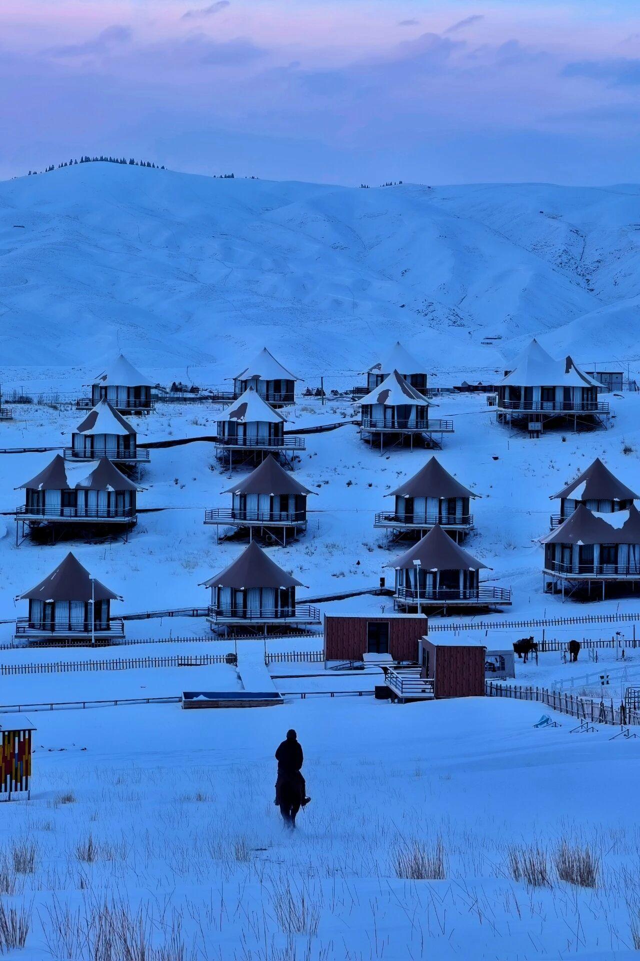 “雪，是新疆冬日最沉静、最磅礴的语言。”此刻，我正站在喀拉峻的雪原上，看着它