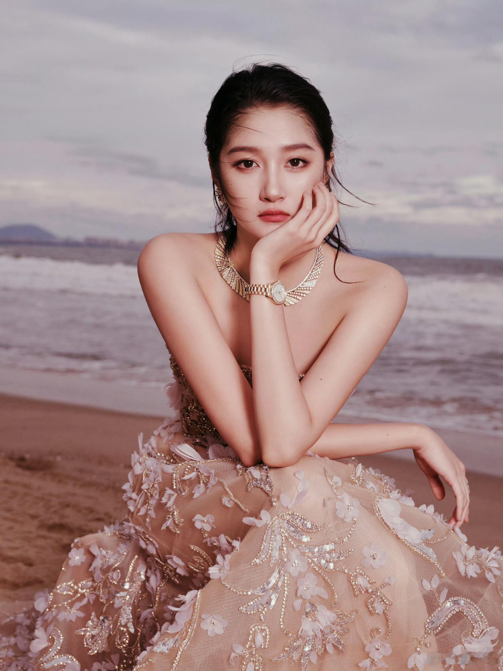 关晓彤终于穿上漂亮裙子了，ELIESAAB2025秋冬高定太有排面了[捂嘴哭