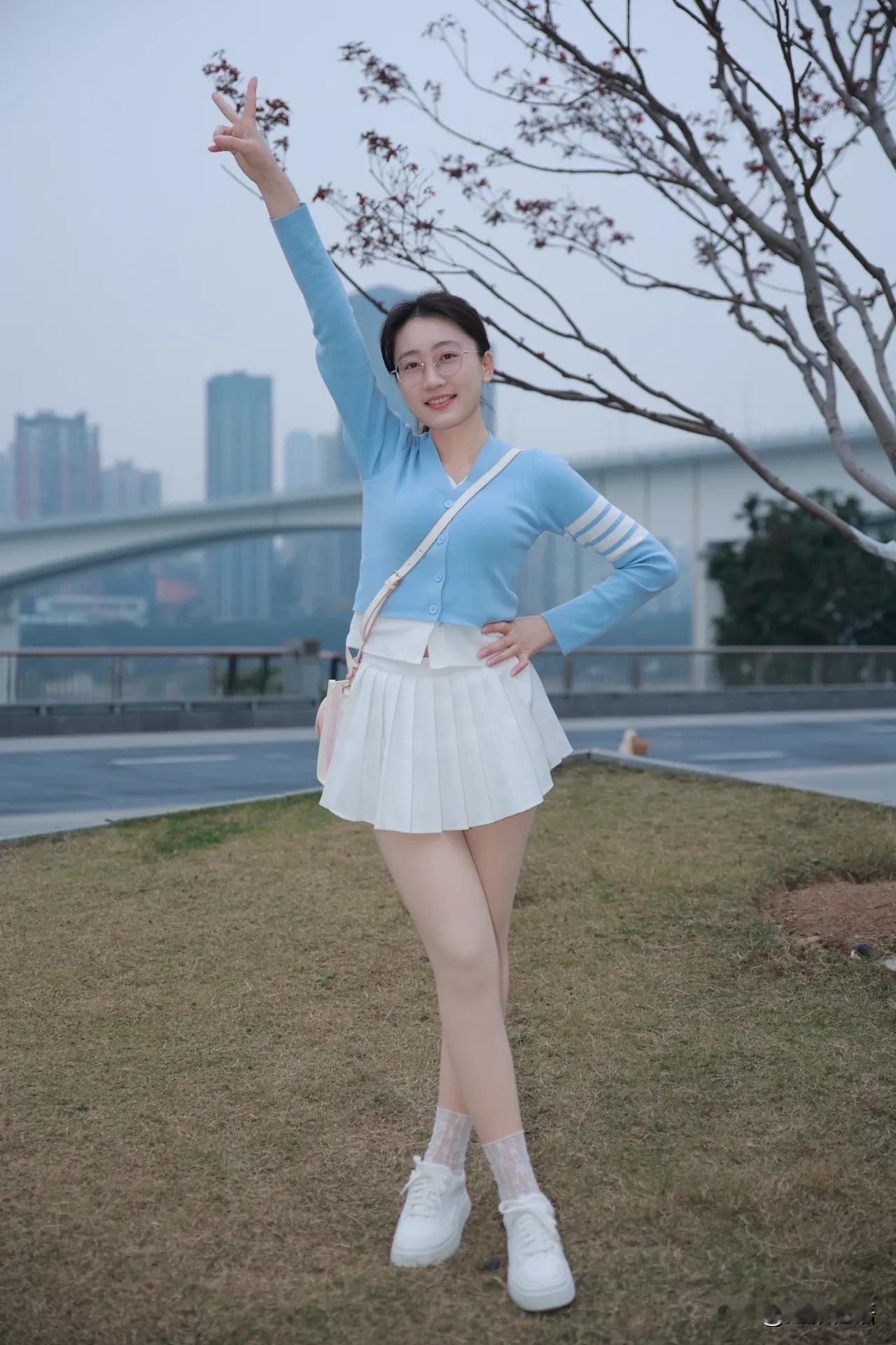 元气少女在城市公园的快乐时光🌸👟，轻纱拂面，笑语盈盈。