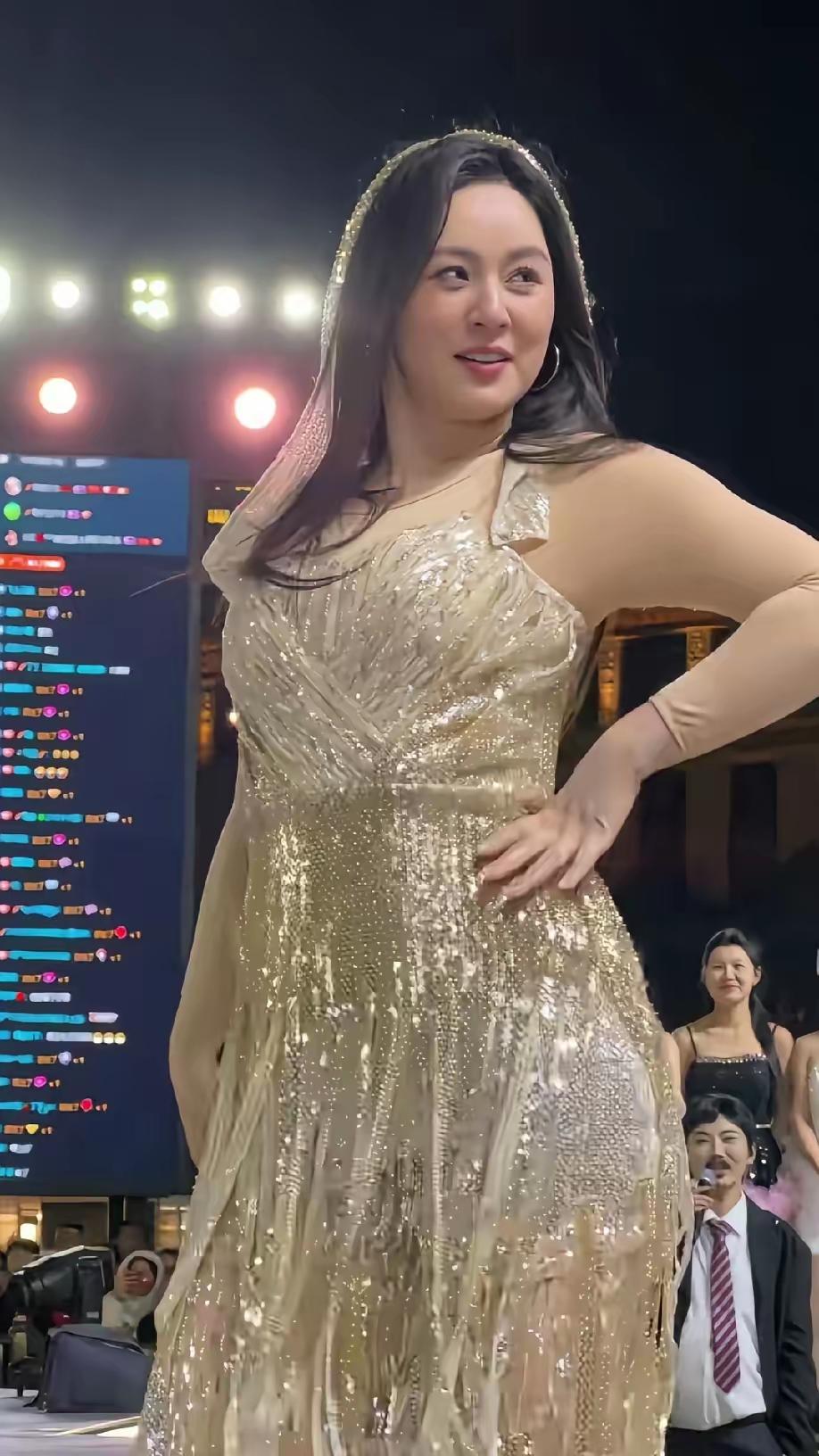 唐艺这状态也太绝了，只要自己不尴尬，尴尬的就是别人，这是典型的鞋子不合脚，大长腿