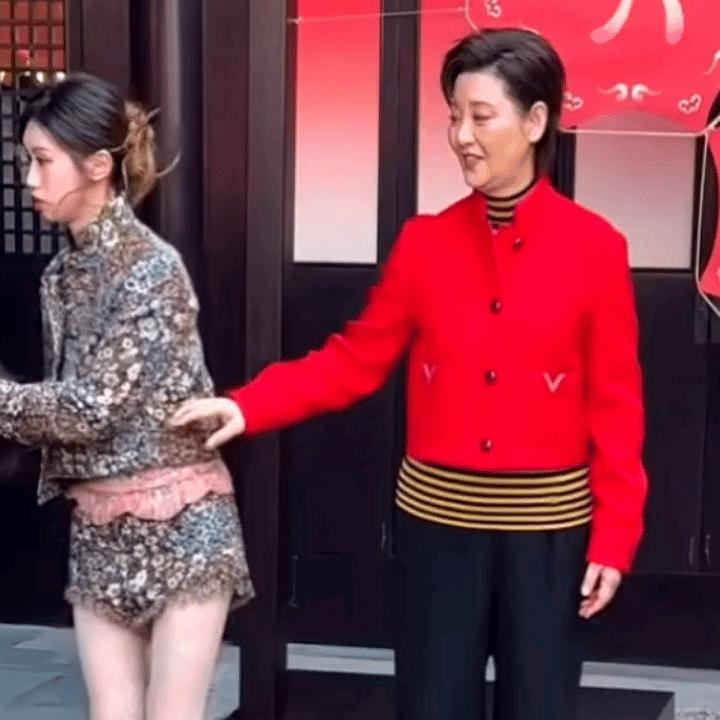 红毯上，徐帆伸手3次被躲开镜头里那只落空的手，比任何八卦都扎心。19岁女孩