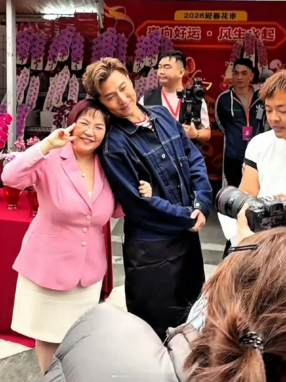 有网友在番禺花市偶遇郑嘉颖、陈山聪、麦玲玲，人真的好多啊！不得不说，南方过年真的