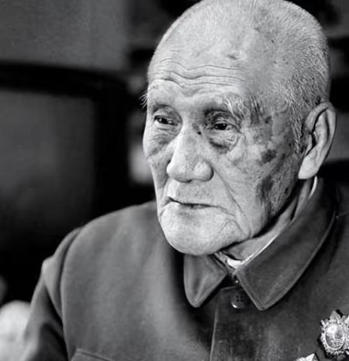 1941年延安，毛主席去食堂时，一个人拎着削尖的木棍朝毛主席后脑勺刺去，千钧一发