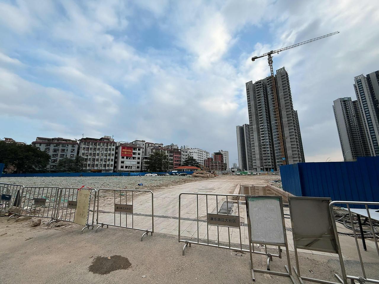 走访市场，了解逸景路、中海大境、东风村等一带的情况。❶东风村启动区拆迁进度迅