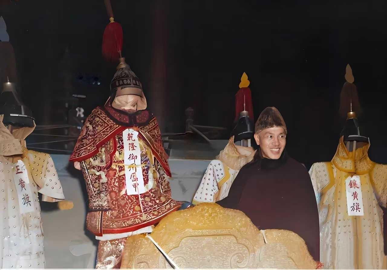 历史知识蒋介石参观故宫，与乾隆御用盔甲合影​​​