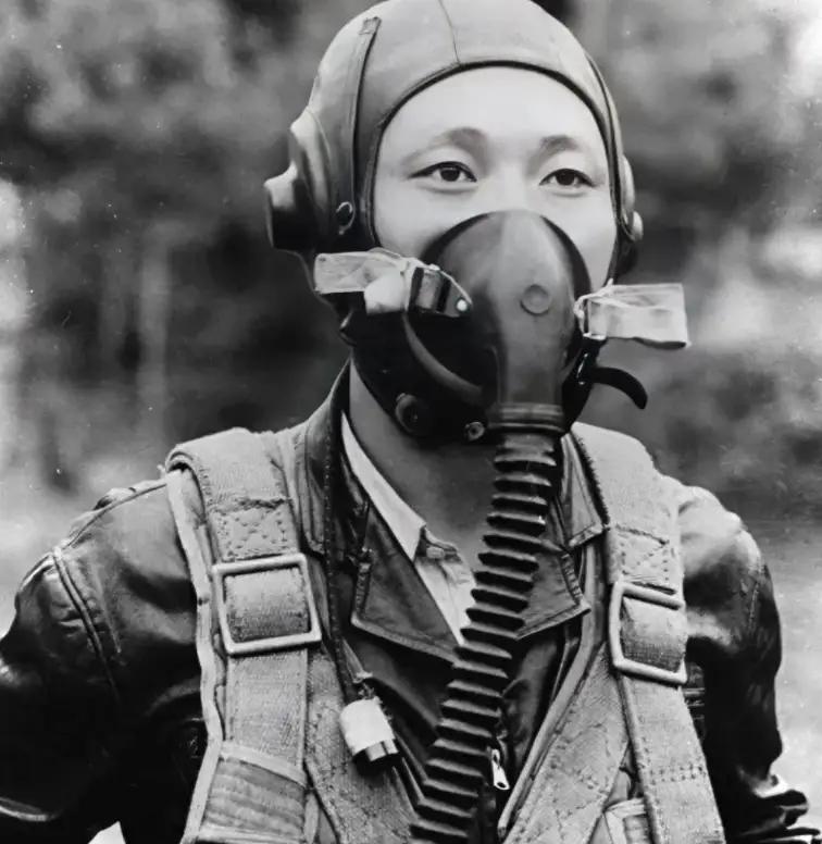 1953年，21岁朝鲜飞行员驾先进战机投诚美国，获10万美元奖励。朝方震怒下令追
