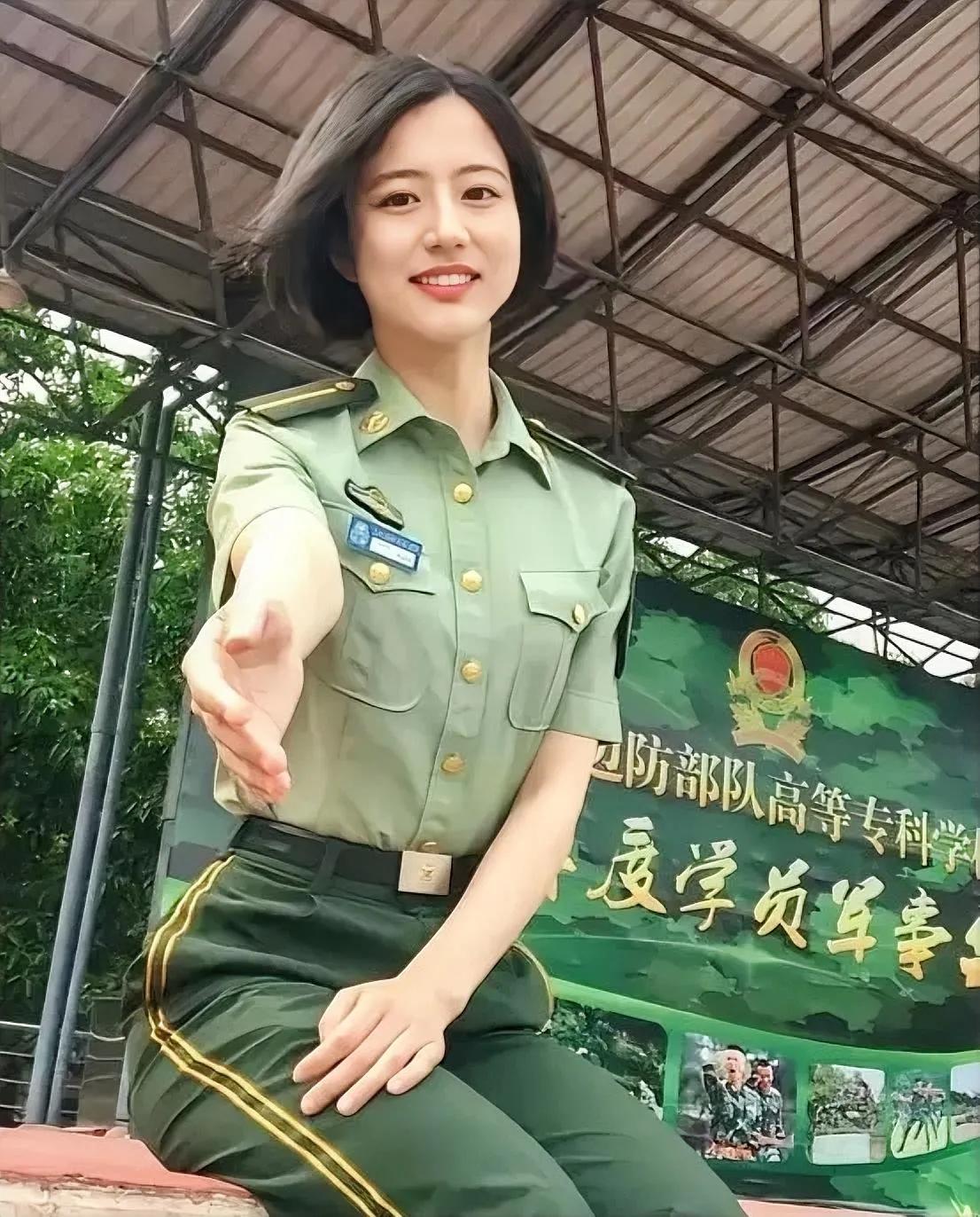这么漂亮的女孩穿上军装后英姿飒爽，真的令人羡慕！从后面挡住的学校名字来看应该是“