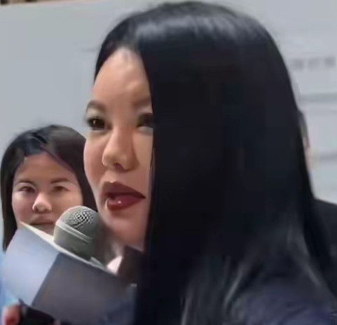 李湘这次亮相某豪车发布会，体型碾压旁边的主持人，胖得格外瞩目，有网友辣评像“皇太