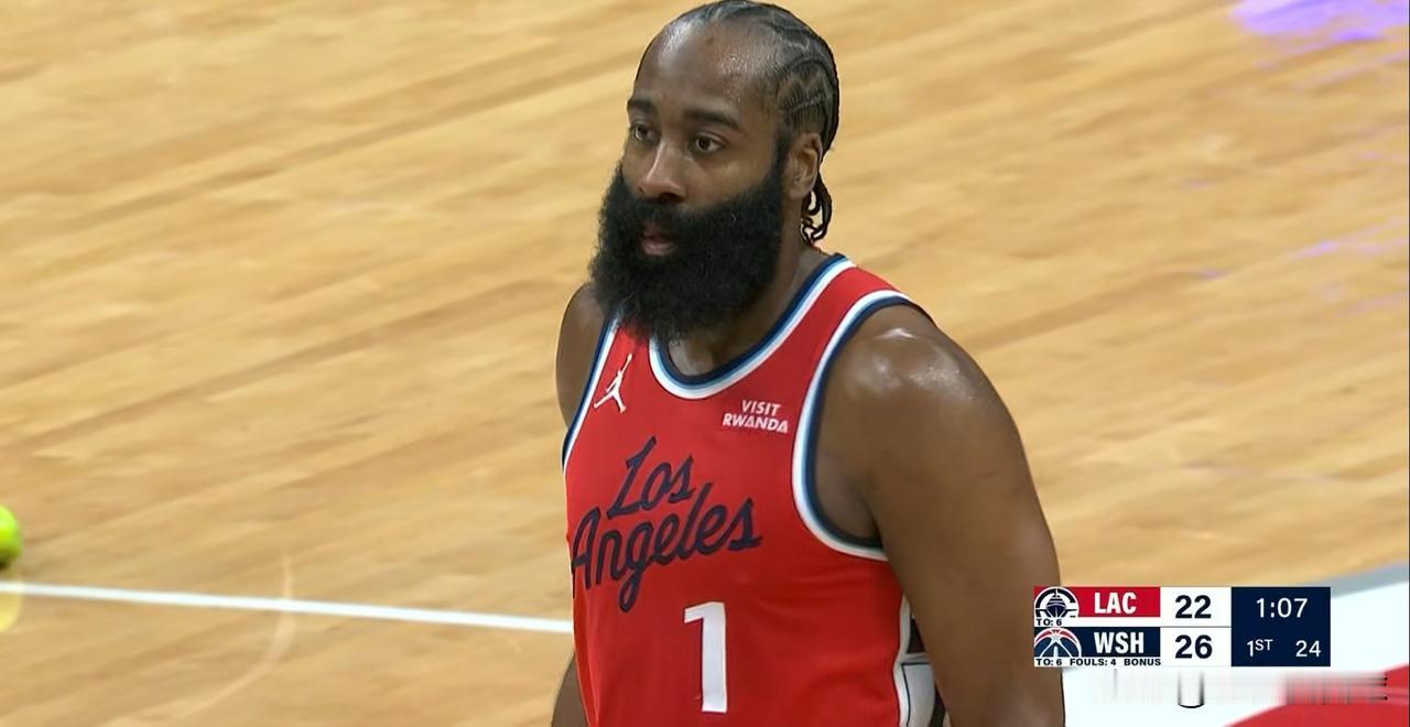 快船超级球星哈登喜欢碰瓷的老毛病又犯了！在今天快船客场挑战奇才的比赛中，目前双方