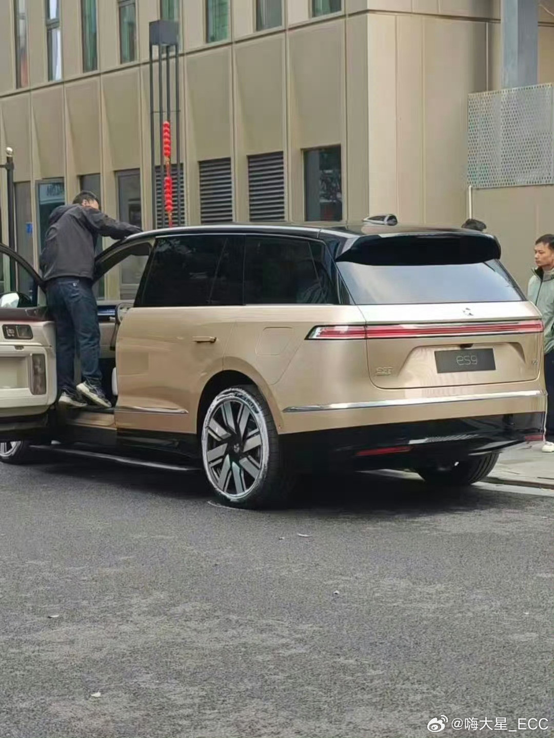 蔚来ES9高清实拍后备箱上面多了一个犄角？