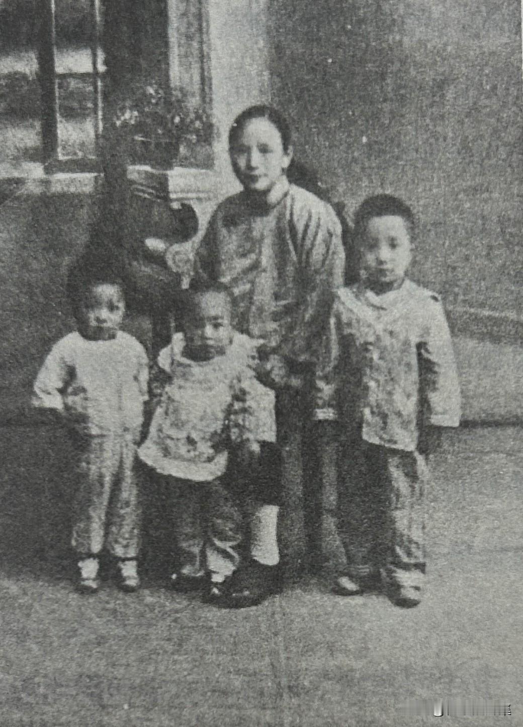 1923年，胡适寄给韦莲司的家庭照片，坐者江冬秀，右一胡祖望，左一胡素斐，中间为