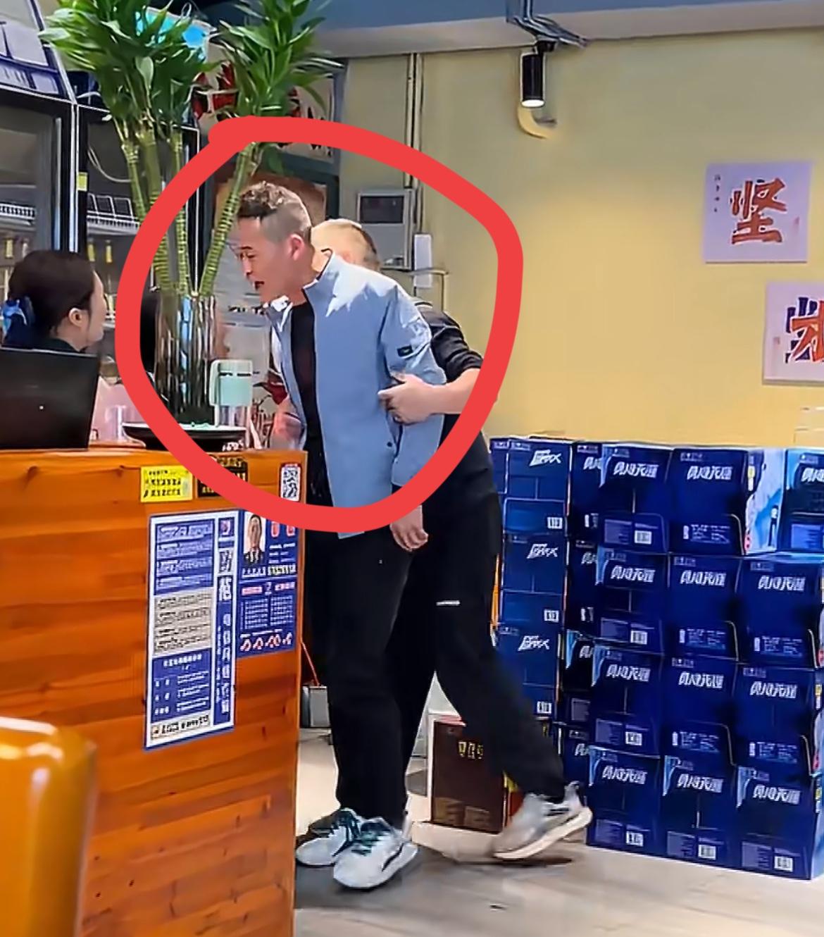 江苏一地男子在饭馆发酒疯，起因是他让服务员继续拿酒，被服务员拒绝了，因为他已经在