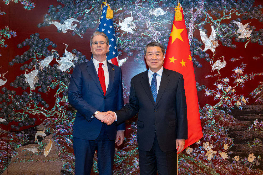 中美经贸磋商 何立峰同美财长握手合影