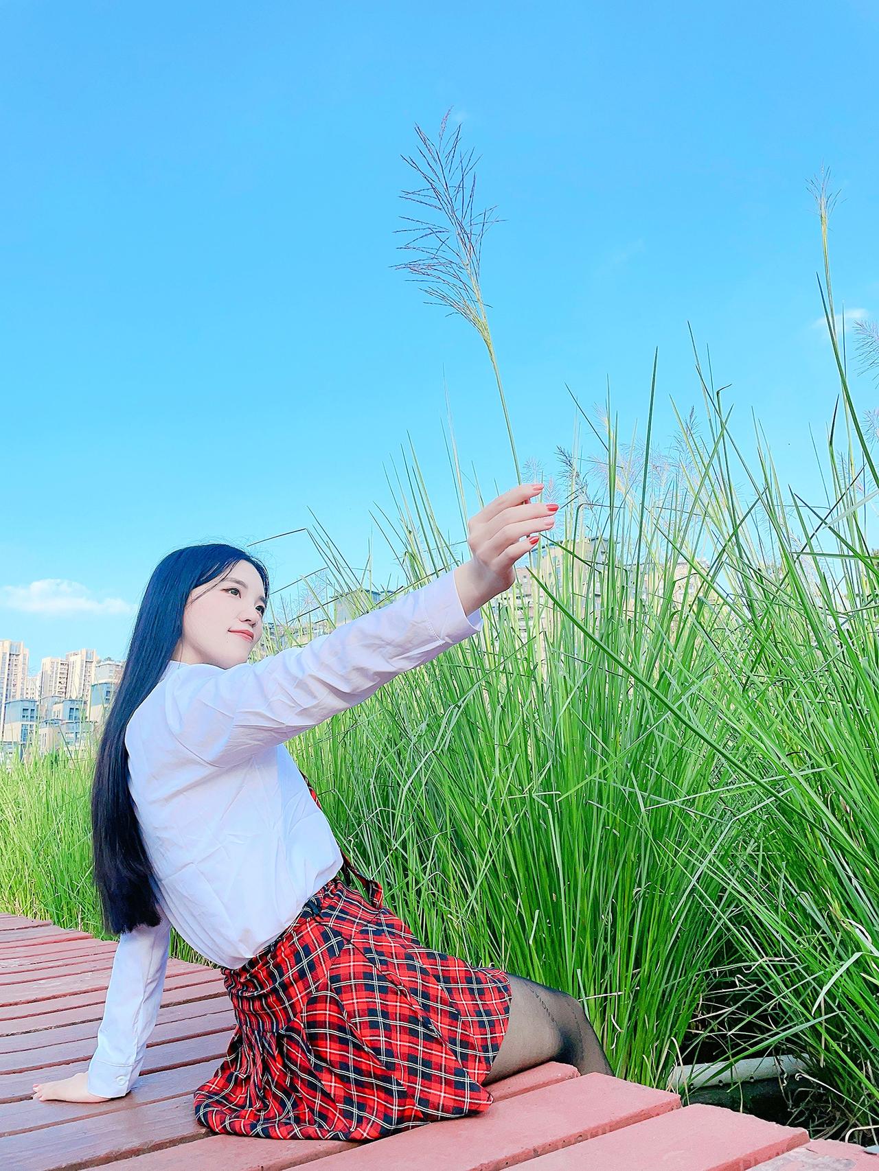 山不见我，我自去见山。巴黎世家袜子搭配裙子更好看巴黎世家字母袜黑丝袜子美女