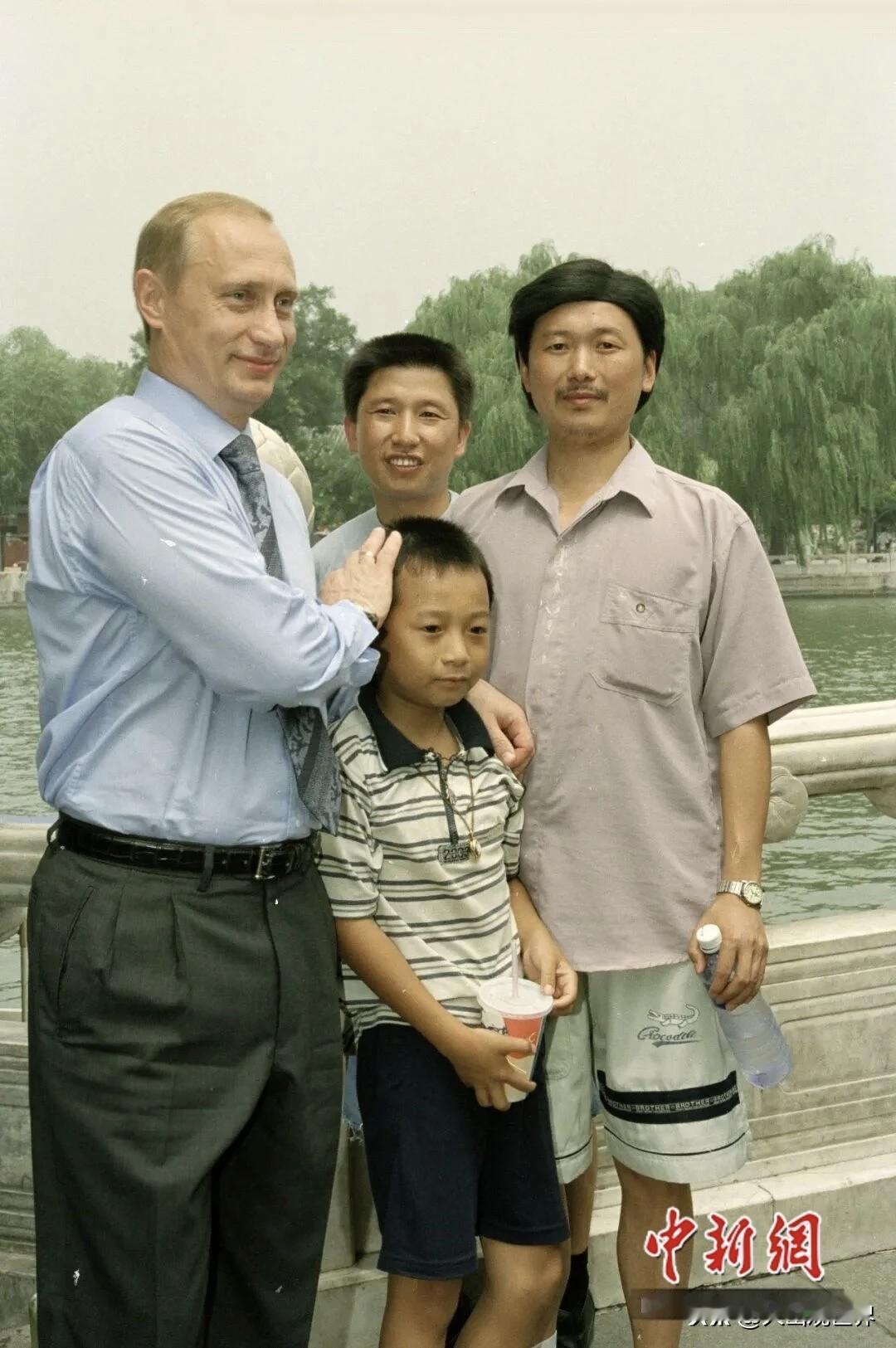 破防了！时隔26年，普京终于又见当年中国小男孩2000年北京北海公园，年轻