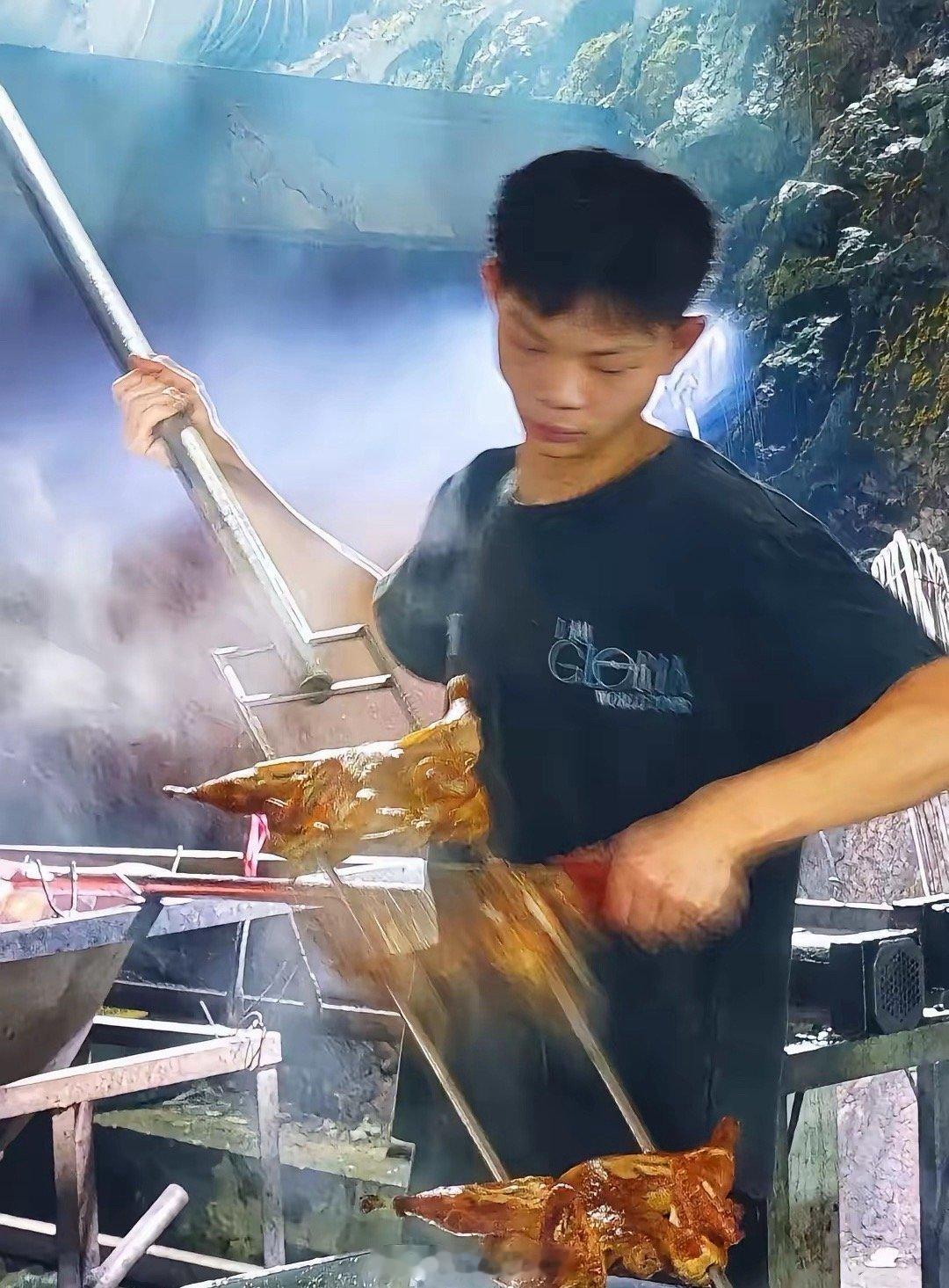 烤鸡少年为啥总被挑刺？原因其实很简单，他没红时一天卖20只烤鸡，累得凌晨两三点睡