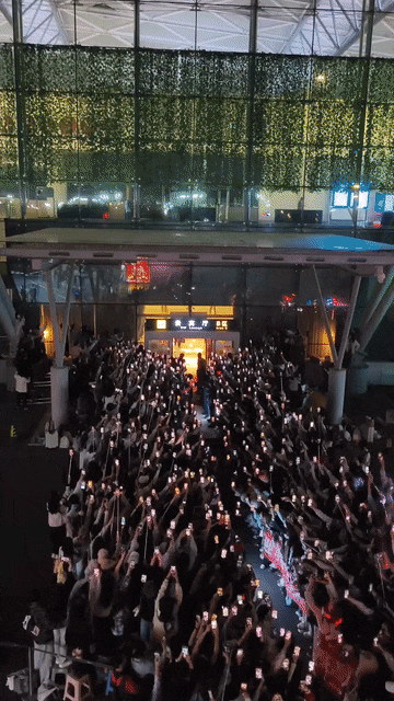 张凌赫必须是95后男明星里人气前三了！他的粉丝队伍之庞大让人震惊，简直太壮观了！