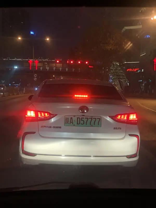 陕E车主一口咬定不认识捡红包男子！监控拍清全过程，网友：装不下去了高速服务