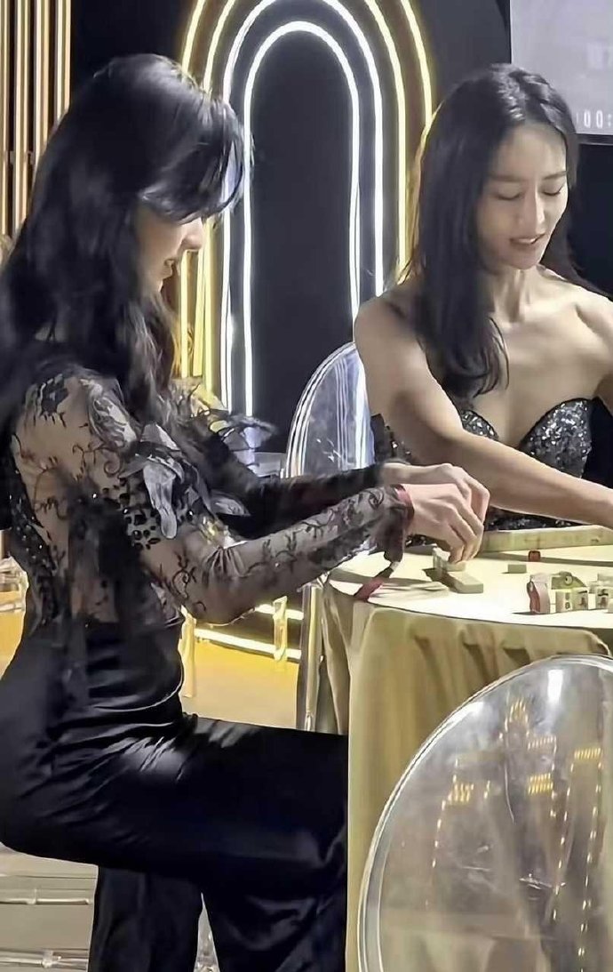 陈都灵这腰这仪态，居然是在打麻将​​​