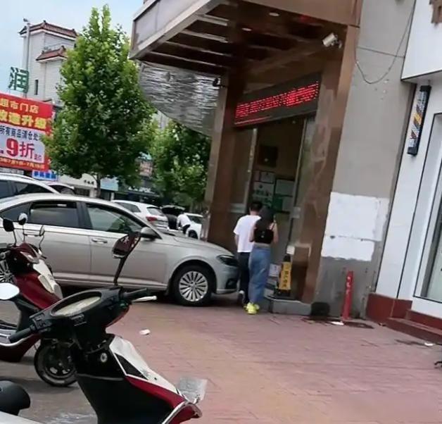浙江有个男的，为了妻子，又买房又买车，几乎花光了所有积蓄，可他发现，妻子最近老是