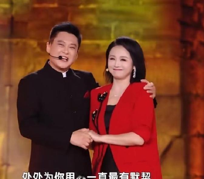 55岁王斑逆龄如少年，携曹颖儿子同台竟成最亮星曹颖王斑16年零瓜！中秋同台被