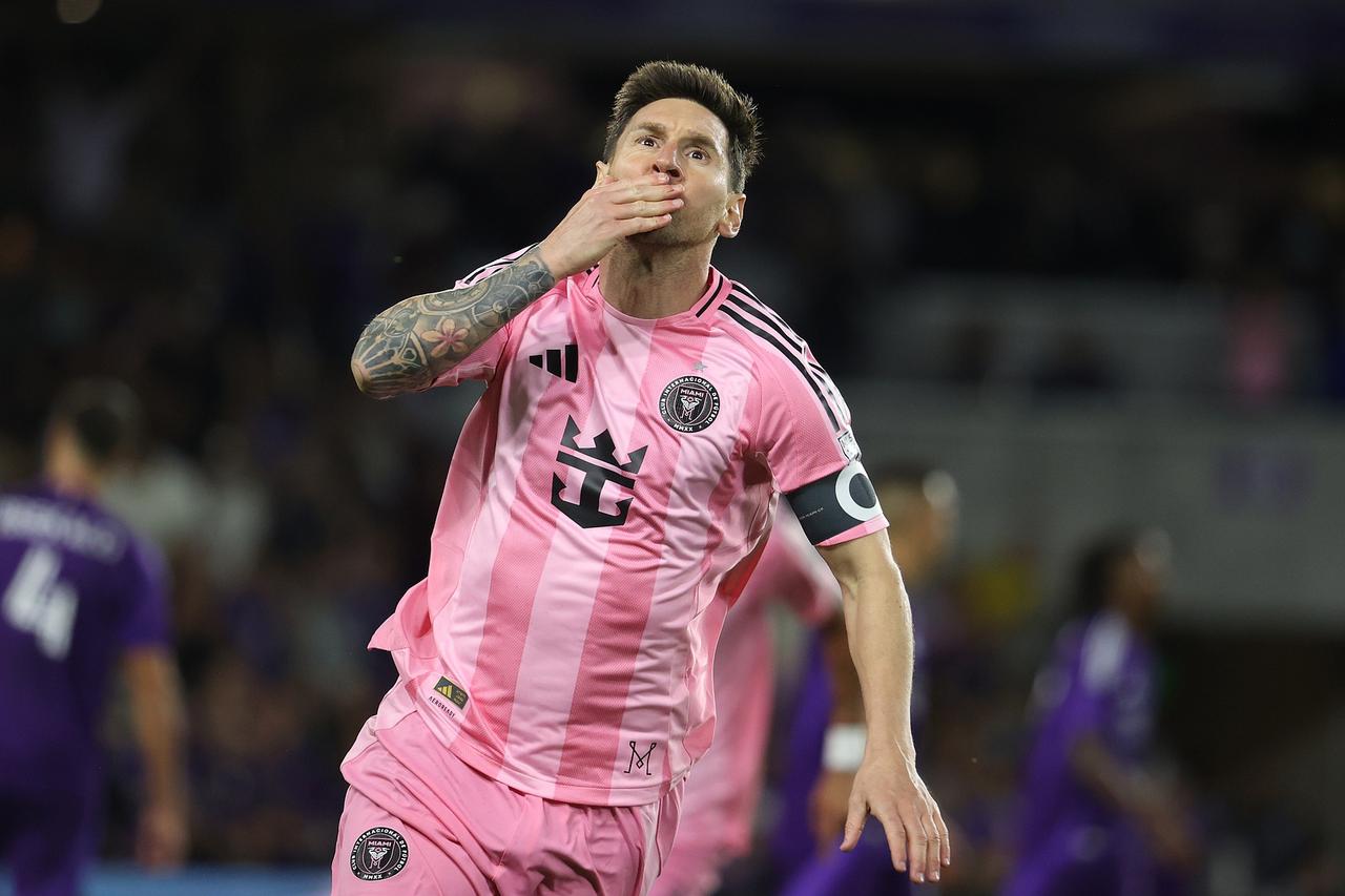 梅西哈维小白在里杰卡尔德时代就已经是主力了，当时还有小罗。为什么瓜迪奥拉一接手就