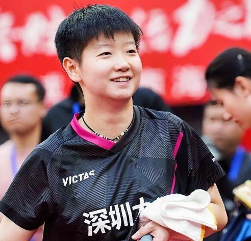 孙颖莎回来了。深圳大学大连站五战全败垫底，雄安站是她唯一翻盘的机会。可这句话