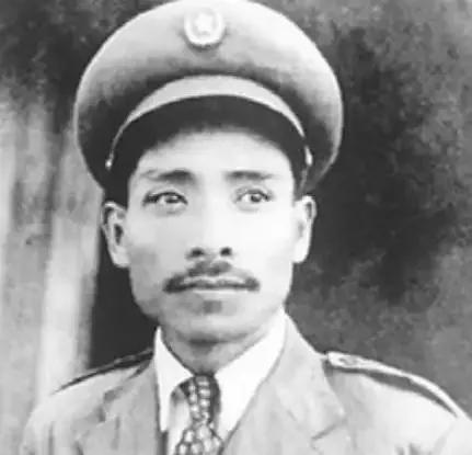 查了黄埔名册、边区档案、越南军史，还有他孩子们的访谈，全都没这个人。“陈剑戈”