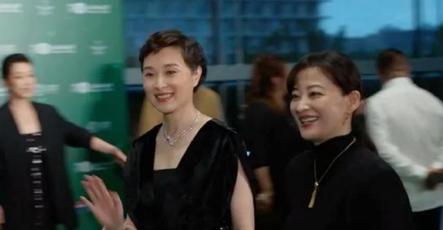梅婷吴越牵手走红毯！双女神同框太惊艳，气质直接拿捏全场梅婷和吴越都是演艺圈