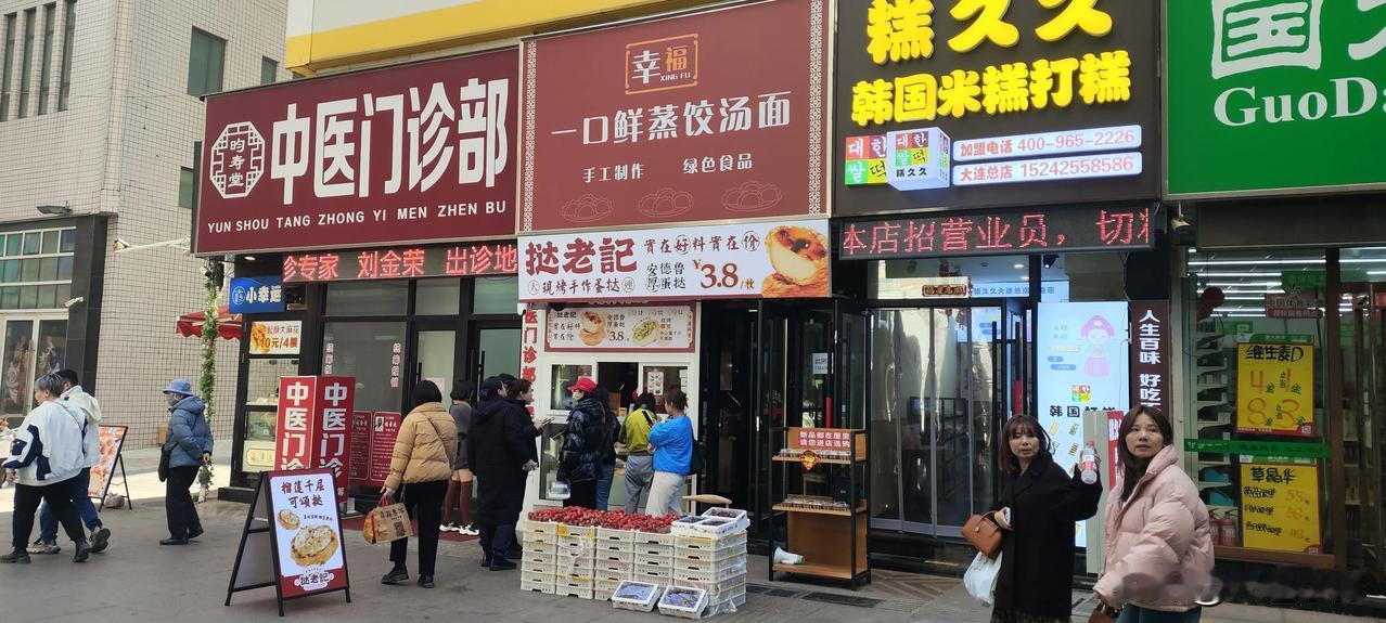 嘿，吃货小伙伴们，大商新玛特竟然被一家网红蛋挞店“甜蜜袭击”啦！猜猜它是谁？就是