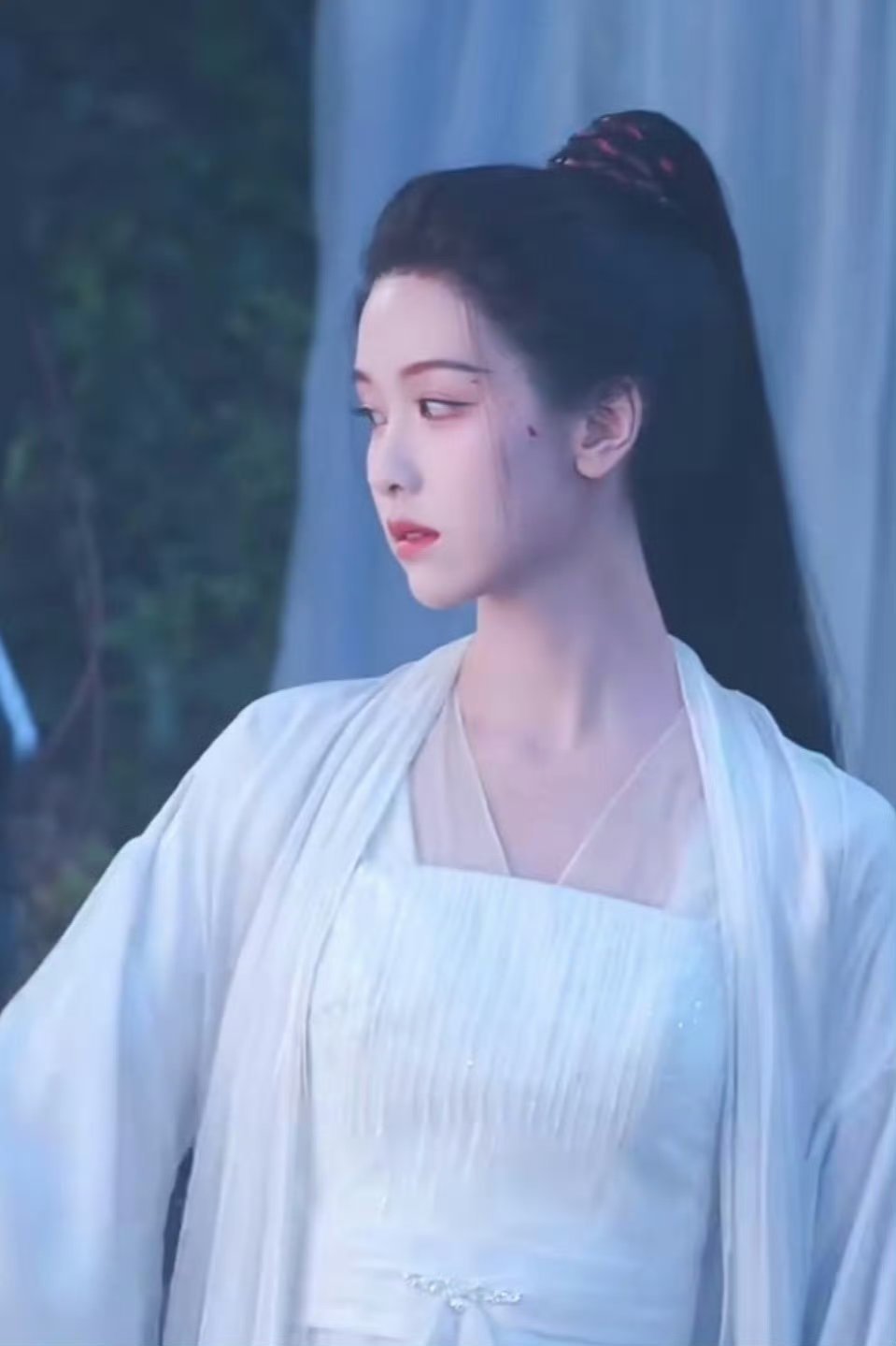 这张你给我说是古偶造型，妆造师师到底在对陈都灵美丽的脸做什么​​​