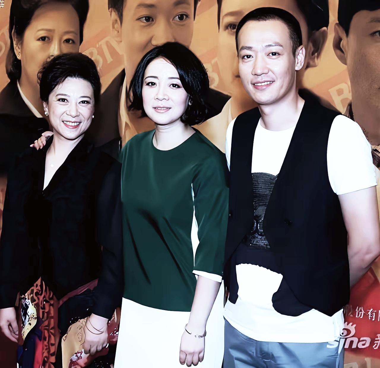 和王馥荔，辛柏青合影的美女是谁啊？我猜她肯定不一般，你知道她的名字吗？